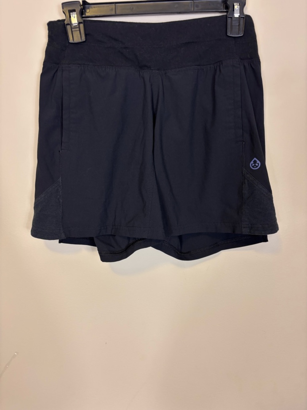 Tasc Women’s Black Athletic Skort with Inner Shorts. Has Side Pockets XS
